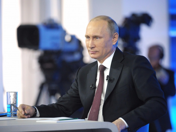 "Прямая линия" началась: Владимир Путин отвечает на вопросы россиян