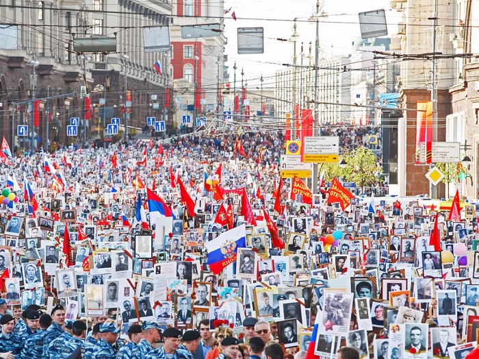 Более 700 тысяч человек пришли на марш "Бессмертного полка" в Москве